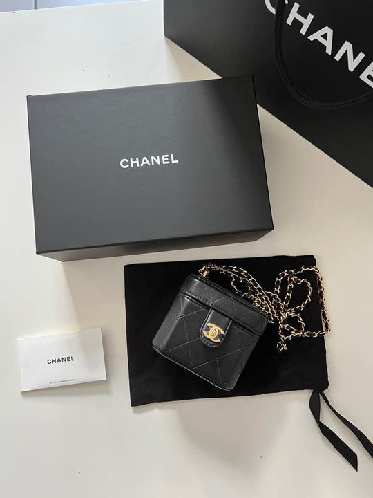 CHANEL – ミニ ボックスバッグ ラムスキン製 ゴールドCCロゴ付き